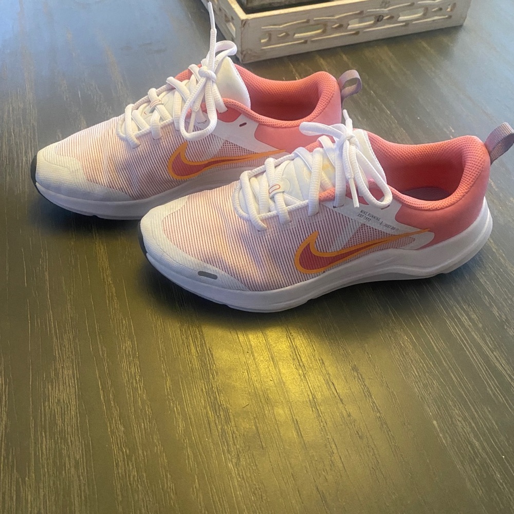 Nike Pink and White Sneakers Modern Athletic Design - EUC!!